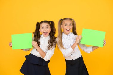 Kız okul üniforması posteri. Liseli kızlar gösteri afişi. Sosyal poster fotokopi alanı. Sosyalleşme çocukların birbirleriyle nasıl geçindiğini içerir. Görsel iletişim konsepti. Okul arkadaşlığı