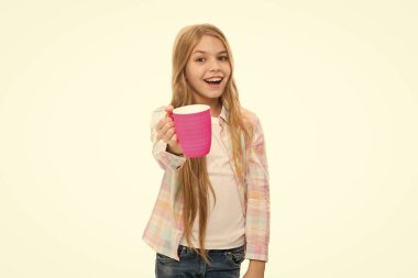 Sıcak kakao tarifi. Çocuklar yeterince su içmek emin olun. Kız Çocuk bardak beyaz arka plan tutun. Çocuk tutun kupa. Çay suyu kakao içmeye. İçkiyle rahatlatıcı. Gülen çocuk yeterli okul gün boyunca içecek