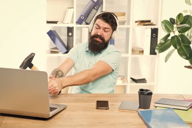 Bilgisayar gecikmesi. Bilgisayar gecikmesi nedenleri. Yavaş gecikme lisi nasıl düzeltilir. Nefret ofis rutini. Adam sakallı adam kulaklık ofis bilgisayarda çekiç salıncak. Yavaş internet bağlantısı. Eski yazılımlar