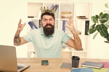 Üst düzey yönetici merkez ofisi. Patron zaferin tadını çıkarıyor. Merkez ofis ve ceo konsepti. İcra Kurulu Başkanı. Kararname çıkarma. Ofis benim krallığım. Ofisin kralı. Adam sakallı işadamı altın taç giymek