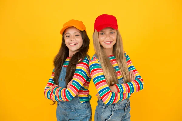 Mirada familiar. Niños amistosos y felices. Niños con estilo. Día universal de los niños. Promover la conciencia de la convivencia internacional entre los niños de todo el mundo y mejorar el bienestar de los niños. Chicas felices —  Fotos de Stock