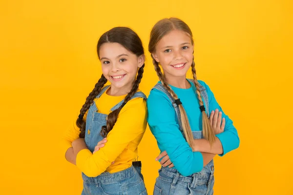 Niños ucranianos. Niños generación joven ucraniana. Celebra la fiesta nacional. Concepto patriotismo. Chicas con ropa azul y amarilla. Crianza patriótica. Día de la Independencia. Somos ucranianos. — Foto de Stock