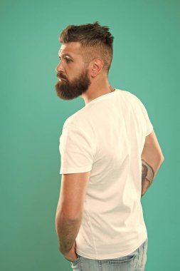 Sakal moda ve Kuaför kavramı. Adam hipster şık sakal turkuaz arka plan sakallı. Kuaför ipuçları sakal korumak. Şık sakal ve bıyık bakım. Hippi görünümü. Sakal şekillendirme malzemeleri