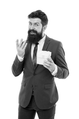 Sadakat ödüllendirme programını geliştirmenin yolları. Ofis partisi. Hoş bir sürpriz. Müşteri için bir hediye. Erkek sakallı hippi resmi giysileri hediye kutusu beyaz arka plandadır. Minnettar bir kavram. Meslektaşıma bir hediye.