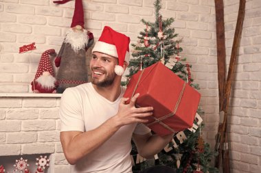 oğlan santa şapka içinde Noel hediyesi. Online Noel alışveriş. Ağaç ve hediyeler ile yeni yıl sahne. teslimat Noel hediyeleri. Xmas önce sabah. mutlu Noel Baba adam. Office Noel partisi