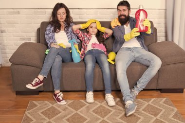 Ne zaman temiz olmak zorundadır. mutlu ve temiz. Aile temiz ev. Mutlu aile temizlik ürünleri tutun. Anne, baba ve mutlu kız evi temizliyorum. çalışma günü kutlu olsun. Bir sürü iş