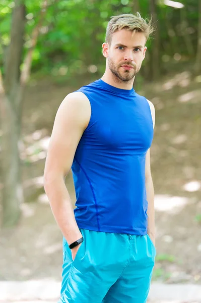 Sport de jeunesse. Beau jeune sportif profitant d'activités sportives le jour de l'été. Homme athlétique en tenue de sport sur paysage naturel. Sport, fitness et loisirs — Photo