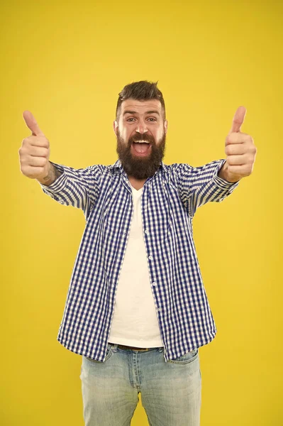 ¡Buen trabajo! Barba de moda y concepto de barbero. Hombre barbudo hipster elegante barba fondo amarillo. Las puntas de barbero mantienen la barba. Barba elegante y cuidado del bigote. Aspecto hipster. Expresión emocional — Foto de Stock