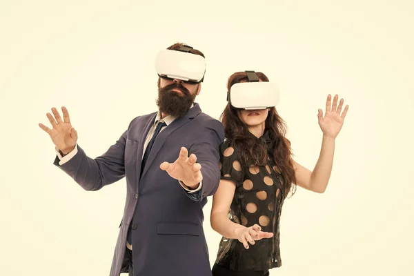 Software modern pentru afaceri. Imaginează-ţi. Afacerile implementează tehnologia modernă. Cupluri de colegi poartă hmd explora realitatea virtuală. Partenerii de afaceri interacționează în realitatea virtuală. O nouă oportunitate — Fotografie, imagine de stoc
