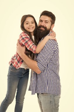 Mutlu bir aile. Sakallı adam baba mutlu kızı ile. Küçük kız babası seviyorum. Mutlu anlar. Aile günü. Uzun saçlı mutlu küçük kız. Baba ve kızı. Aile bağları. Her zaman birlikte