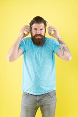 Nefret dolu bir şarkı. Müzik tadı. Sakallı adam müzikten hoşlanmaz. Rahatsız edici bir ses. Müzik kablosuz kulaklık dinleyen adam. Ekolayzır ayarları. Korkunç bir ses. Hipster kırık kulaklık müzik gadget dinlemek