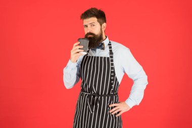 Kafein liiçecek. İşini seviyor. Üçüncü dalga kahve kahve mutfak takdir en yüksek formu na talip. Adam sakallı hipster profesyonel barista aroma kahve tadını çıkarın. Kafe ve kafe konsepti
