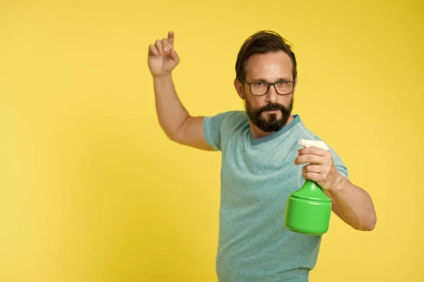 Em guarda de frescura. Refrescar conceito. Homem barbudo com óculos refrescar água de aspersão. Homem refrescar com spray frasco fundo amarelo. Está na hora de te refrescares. Temporada quente. Quente e sede — Fotografia de Stock