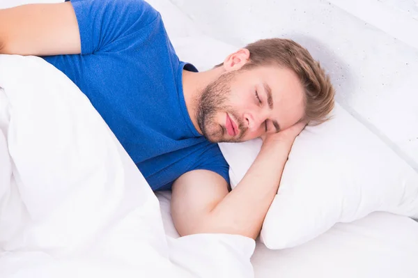 İpuçları daha iyi uyuyor. Adam yakışıklı adam uyuyor. Her gece yeterince uyuyun. Sakallı adam uyuyor yüzü rahatlatıcı. Tutarlı sirkadiyen ritmi korumak genel sağlık için gereklidir — Stok fotoğraf