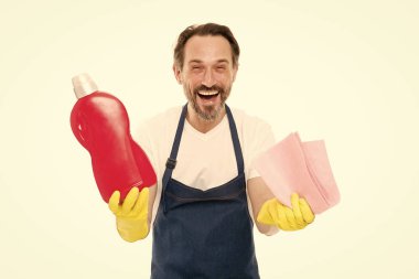 Evini temizlisin. Temizlik maddesi ve silecek ile şişe tutan mutlu ev kocası. Profesyonel temizlik hizmeti veren olgun adam. Kir ve tozun temizlenmesi için ev temizlik ürünü