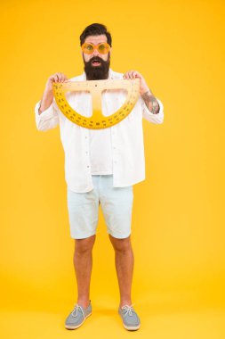 Sakal şeklini koruyun. Sakallı. Protractor özelliklerini keşfetmek. Acımasız hipster matematik dersi için protractor tutun. Ölçme aleti kullanan öğrenci. Berber kuaför salonu