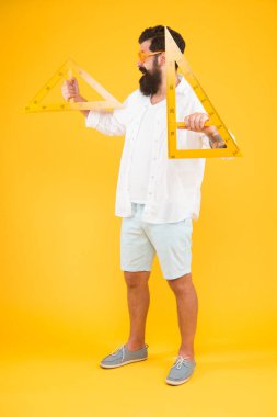 Adam matematik dersi. Ölçme aleti kullanan öğrenci. Mühendislik mimarlık fakültesi öğrencisi. Akıllı öğrenci. Üniversite eğitimi. Üçgenli sakallı. Özellikleri keşfetme