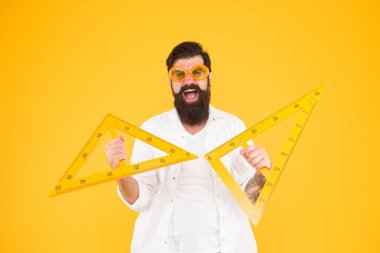 Akıllı öğrenci. Okula geri dön. Üniversite eğitimi. Adam matematik dersi. Sakallı üçgeni. Geometri öğretmeni. Ölçme aleti kullanan öğrenci. Mühendislik mimarlık fakültesi öğrencisi