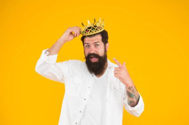 Kendini öneme sahip bir his. Yakışıklı sakallı kral. Üstünlük kompleksi. Kendini sev. Partinin kralı. Kostüm partisi. Tatil karnaval kutlaması. Süperstar konsepti. Sakallı adam kral kostüm partisi