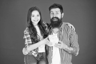 Babamla güvende hissediyorum. baba ve kızı kucaklamak. babası ile mutlu küçük kız. Aile bağları. doğum günü sürprizi. küçük çocuk baba seviyorum. Babalar günü. çocuk günü. Doğum günün kutlu olsun. doğum günü hediyesi