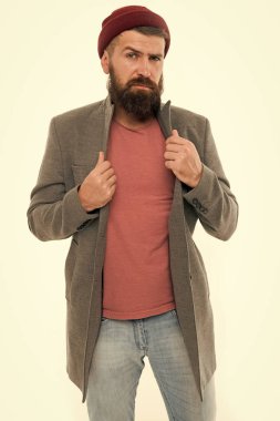 Şık casual kıyafet. Erkek Giyim ve moda kavramı. Adam hipster şık moda palto ve şapka sakallı. Şık kıyafet şapka aksesuarı. Eşleşen kıyafetler seçin. Sen rahat kıyafet stili bulun