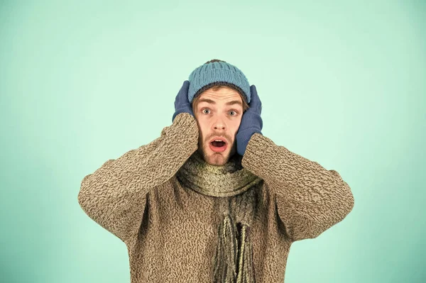 Gerçekten korkutucu. Soğuk terler içinde korkunç yüzlü bir adam. Adam soğuk havada kışlık kıyafet giyer. Kış geliyor.