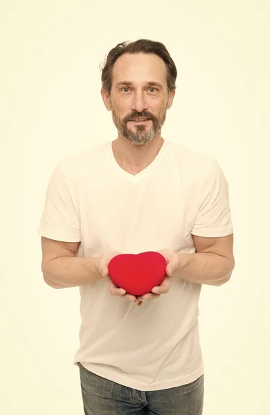 L'amour est dans l'air. Homme barbu mature au cœur rouge. L'amour. problèmes cardiaques. Homme barbu. Décoratif pour la Saint Valentin. transplantation cardiaque. Fête. Saint Valentin. Soins de santé — Photo