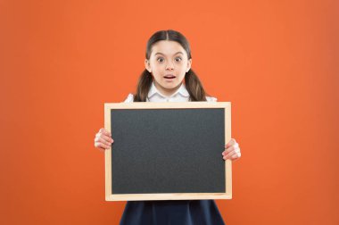Çocuklara bilgi vermek okul hayatını değiştirir. Gözbebeklerinin sorumluluklarını kontrol et. Bugünkü dersimizin konusu. Okul programı bilgisi. Öğrenci kız karatahta fotokopi alanı tutuyor. Okul haberleri konsepti