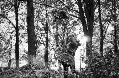 Giyim Sonbahar ve kavram moda. Yürüyüş çocuk sarı uzun saçlı park arka plan düşmek. Kız mutlu giyim ceket kukuleta ile sonbahar doğa keyfini çıkarın. Çocuk giyim ceket sonbahar sezonu için. Bebek oyun atmak düşen yapraklar