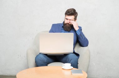 Başarılı bir iş teknolojiye dayanır. İş adamı iş çalıştırmak için dizüstü bilgisayar teknolojisi nde çalışıyor. Sakallı adam müşteri ile iletişim de teknolojiyi kullanarak. İş teknolojisi