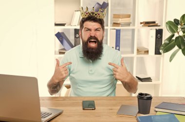 Bana saygı. Altın taç adam kibirli kaba patronuyla ofiste oturmak. Üstünlük ve kendine güven. Office kralı. İş yerinde, ciddi patron. Agresif patron size bağıran. Ateş kavramı