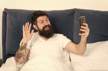 Sabah ilk iş. Adam hipster sörf internet sosyal ağlar sakallı. Merhaba arkadaşlar için de. Çevrimiçi iletişim. Mobil bağımlılık. Sosyal ağlar iletişim. Dijital iletişim