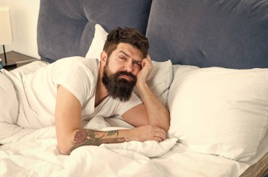 Sakallı adam hipster çok erken uyandım ve uykulu ve yorgun hissediyor. Erken kalkmak. Sabahın erken saatlerinde uyanık tutmak. Uykusuzluk ve uyku problemleri. Çok erken uyandın nedenleri