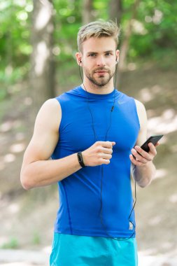 kalp hızını ölçme. telefonda spor uygulaması. dijital spor. akıllı saat. spor giyim atletik adam. açık egzersiz. Fitness uygulaması. Ui ux kavramı. modern spor gadget. fitness bilezik kaslı adam