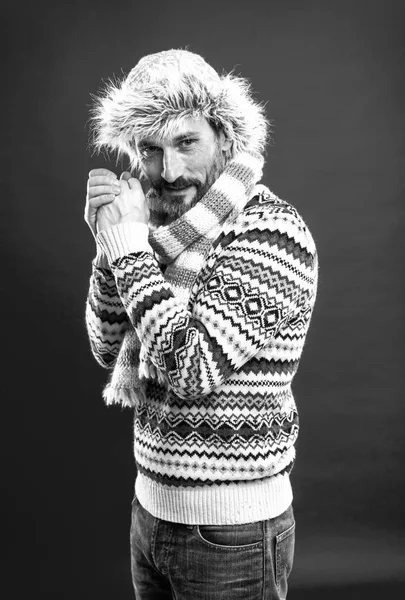 寒さに耐える冬のアンサンブルは彼を寒さから守る。帽子とスカーフでセーターをアクセサリーひげ男。成熟したファッションモデルは寒い天候スタイルを楽しんでいます。男性のための冬のワードローブ、ヴィンテージフィルター — ストック写真