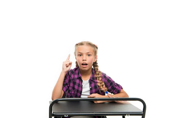 Läxor idé. Liten flicka som håller fingret upp isolerade på vitt. Bedårande litet barn recitera läxor i klassen. Göra hemuppgift. Läxor övervakning — Stockfoto