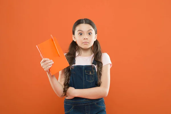 Interessante literatuur. Ontwikkeling en onderwijs. Kinderopvang en gelukkige jeugd. Studeren op school. Leeshobby. Leesvaardigheid. Leesactiviteit. Leuke nerd. Kinderbewaarboek. Boekenwinkel concept — Stockfoto