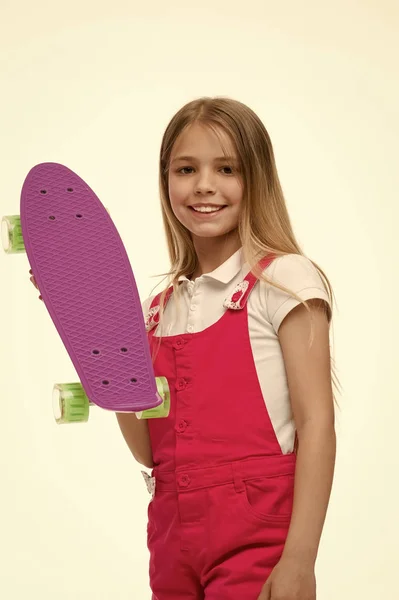 Petite fille avec penny board. Patineuse avec penny skateboard. Petit skateboarder hipster. Joli hipster. Profitez des vibrations sur le panneau de penny. Croisière jusqu'à ce que vous ne pouvez plus croisière — Photo