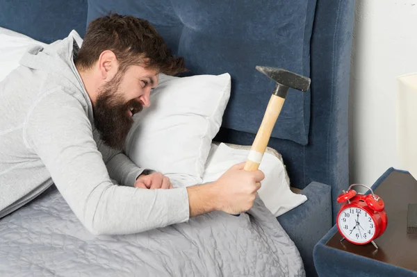 Aunque usted está dormido usted puede despertar sintiendo que no durmió en absoluto. Ponte al día con el sueño perdido durante el fin de semana. Mañana despertando. Etapas del sueño. Hombre despierto infeliz con despertador sonando — Foto de Stock