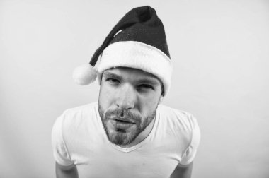 Maço kırmızı xmas şapka ve beyaz tshirt