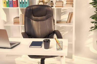 Ofis iç. modern ofis iç tablo. boş iç tasarım. Büro hayatı. iç ofis binası. hiçbir insan ile modern tasarım. Dizüstü bilgisayar, kahve ve Not tablo üzerinde konferans salonu