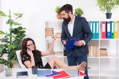 Meşgul kadın. Telefon görüşmeleri. Mobil bağımlısı. Önemli bir konuşma. İletişim sorunu. Telefonla dikkatini çekmek için yarışıyor. Meslektaşım konuşmaya çalışırken kadın patronun telefon görüşmesi yapması.