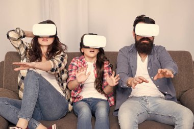 Hayat yolunuzu yaşamak. Anılar oluşturma. Sanal gerçeklik. VR aşk. VR aile. Mutlu aile vr gözlük. Sakallı erkek ve kadın küçük kız ile. sürpriz küçük kız çocuğu anne ve babayla
