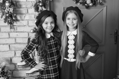 Fransız kız gibi giyiniyor. Küçük kızlarla uzun saç stili için yeni yıl partisi. Küçük çocuklar yeni yıl arifesinde. Moda güzellik bak kızlarla. Şık bere küçük çocuklarda. Fransız kız tarzı