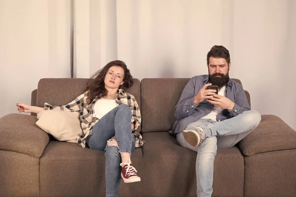 Dépendance au gadget mobile. Homme barbu hipster jouer smartphone tandis que la petite amie se détendre près. Surfer sur Internet et réseaux sociaux. Dépendance à l'internet mobile. Mari accro à Internet jeux en ligne — Photo