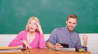 Kolej veya üniversite okuyor. Üniversite okuyan arkadaşlar öğrenciler. Kolej eğlenceli. Modern eğitim. Üniversitede eğleniyor. Zaman üniversitede zevk. Adam ve kız kaygısız Resepsiyon sınıfta oturup