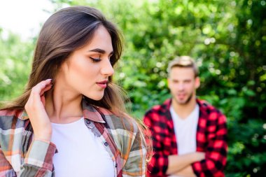 İlk görüşten sevgi. Eğer kadın ondan hoşunu bilirse nasıl tepki verir. Aşık olmak. Saf duygular. Romantik tarih konsepti. Güzel insanlar. Adam hipster aşık güzel kız düşüyor. Gündelik toplantı