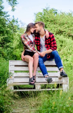 aile rancho hafta sonu. romantik tarih. çift bankta açık havada dinlenmek. Birliktelik kavramı. parkta kız ile adam. aşık çift. Damalı moda. sevgililer günü. ormanda yaz kamp