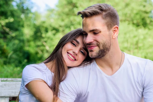 Atracción sexual. Confianza e intimidad. Un abrazo sensual. Concepto de amor romántico. Una cita romántica. Hombre guapo chica guapa enamorada. Una pareja atractiva. Relajarse con mi amor. Amantes abrazándose. Pareja enamorada —  Fotos de Stock