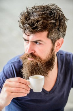 Sıcak içkinin tadını çıkarın. Hipster taze demlenmiş kahve içiyor. Sakallı, bıyıklı ve espresso fincanı olan adam. Sakallı adam kafein tüketir. Sadece Espresso arabica. Kahve molası konsepti. Adam rahatlatıcı espresso